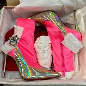 Christian Louboutin Jessie Bootie Joli 100mm, Holo patent speccio Slvr Lthr EU38